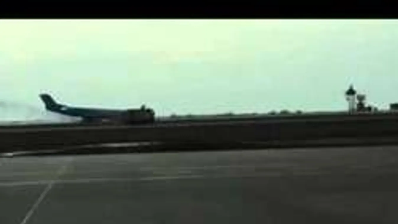 Elképesztő videó: így élte túl a kényszerleszállást 121 ember