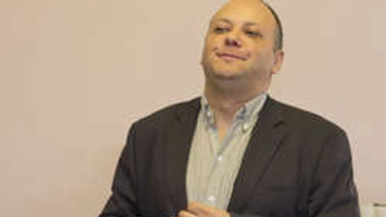 Damu Roland megütné a nejét, csak...