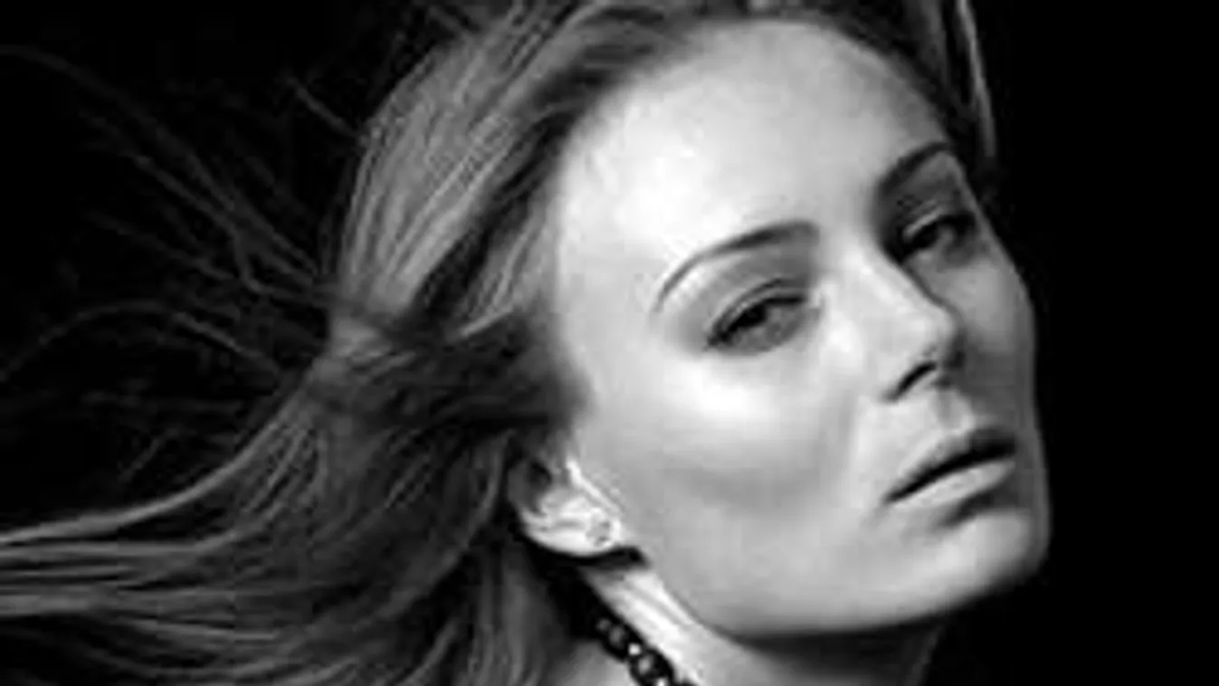 Bánatában halálra égette magát a szexi modell