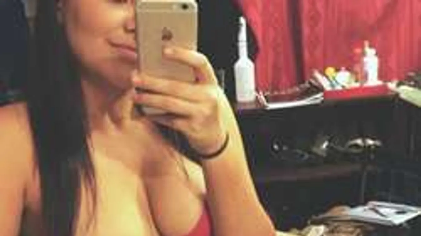 Ezek a nők nem szégyenlősek! Gigadekoltázzsal aratnak sikert