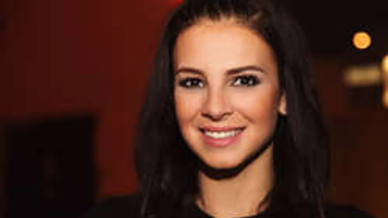 Úgy feszül a fürdőruha Sarka Kata tökéletes alakján, eláll a lélegzet!