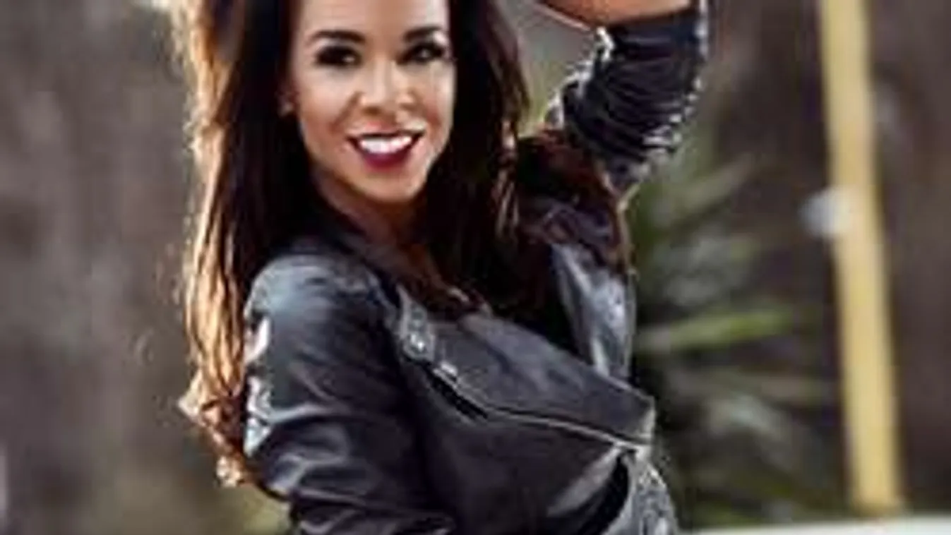 Kisbugyiban pózolt a tévé extradögös műsorvezetője!