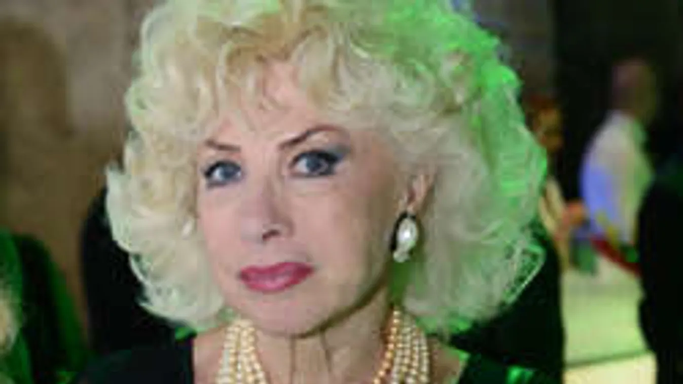 Intim fotókkal ostromolják a fiatal férfiak Medveczky Ilonát!