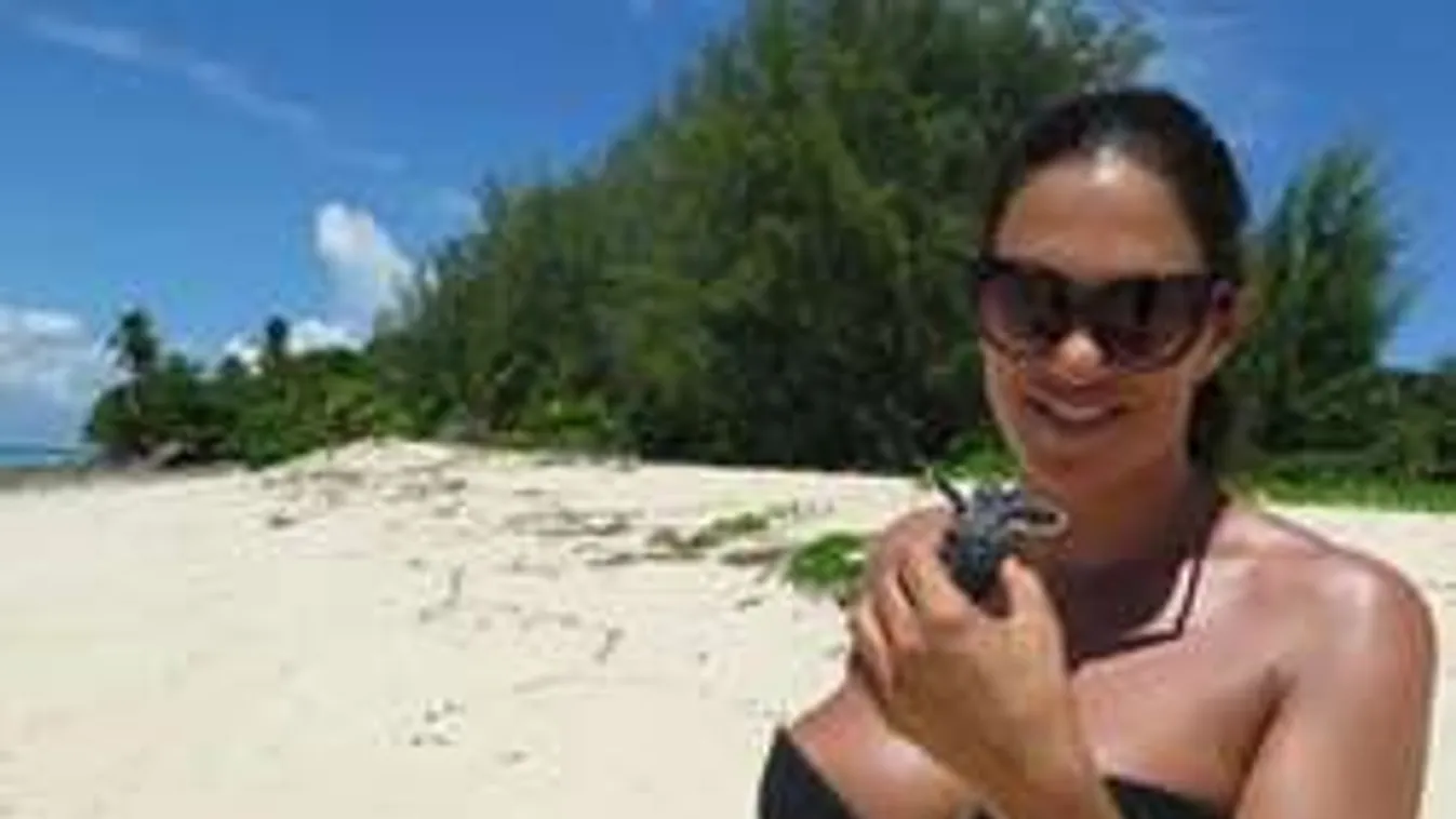 Anyaszült meztelenre vetkőzött Bódi Sylvi  - fotó!