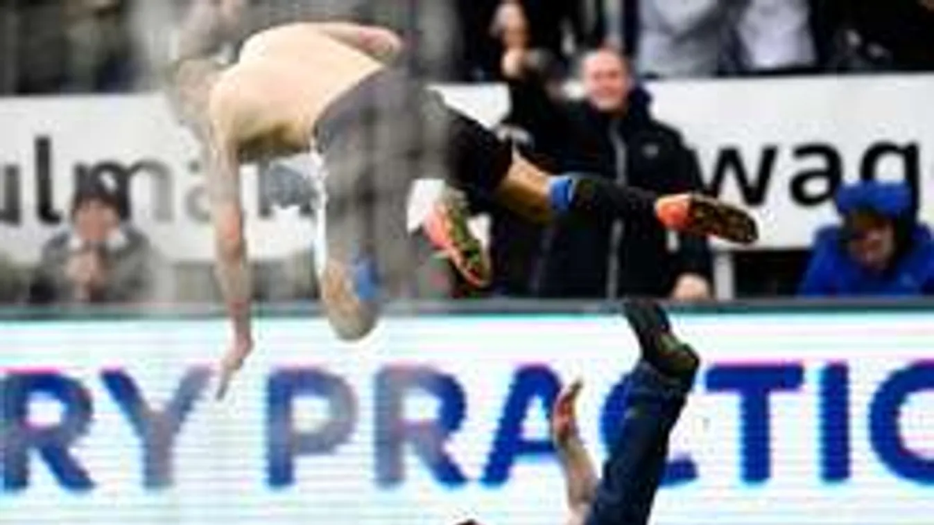 Félmeztelenül extázisba zuhant, óriásit esett - videó