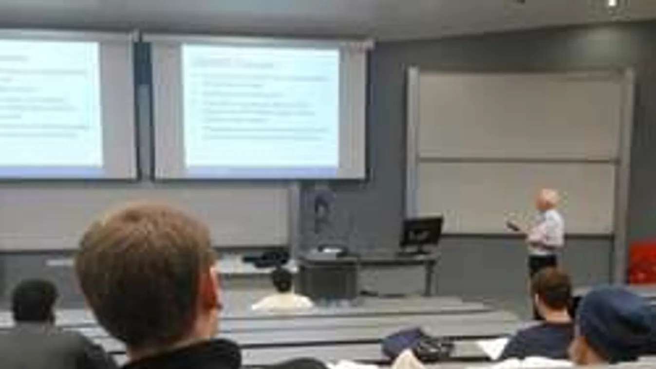 Fény derült az egyetemi professzor titkára: Sikeres pornósztár hétvégenként