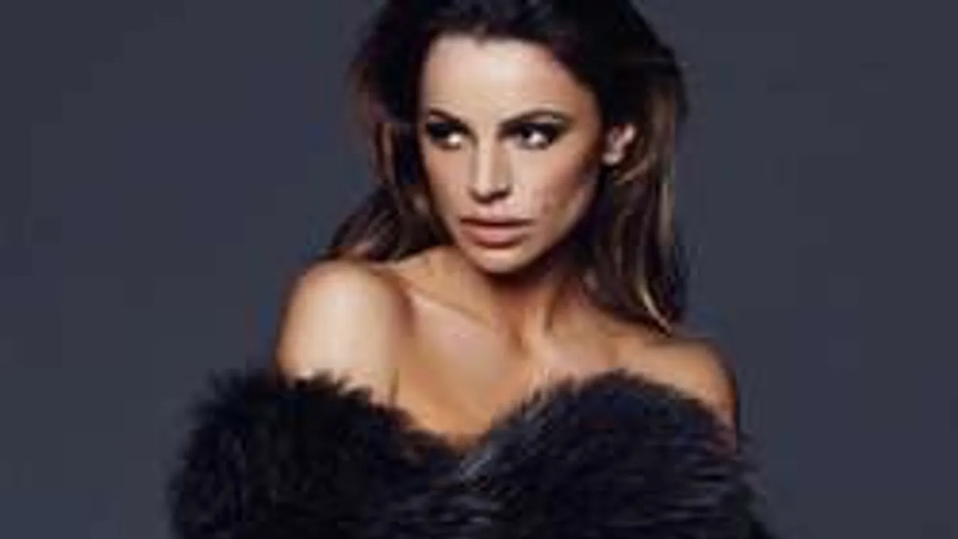 Képtelen eltakarni melleit a dögös focistafeleség