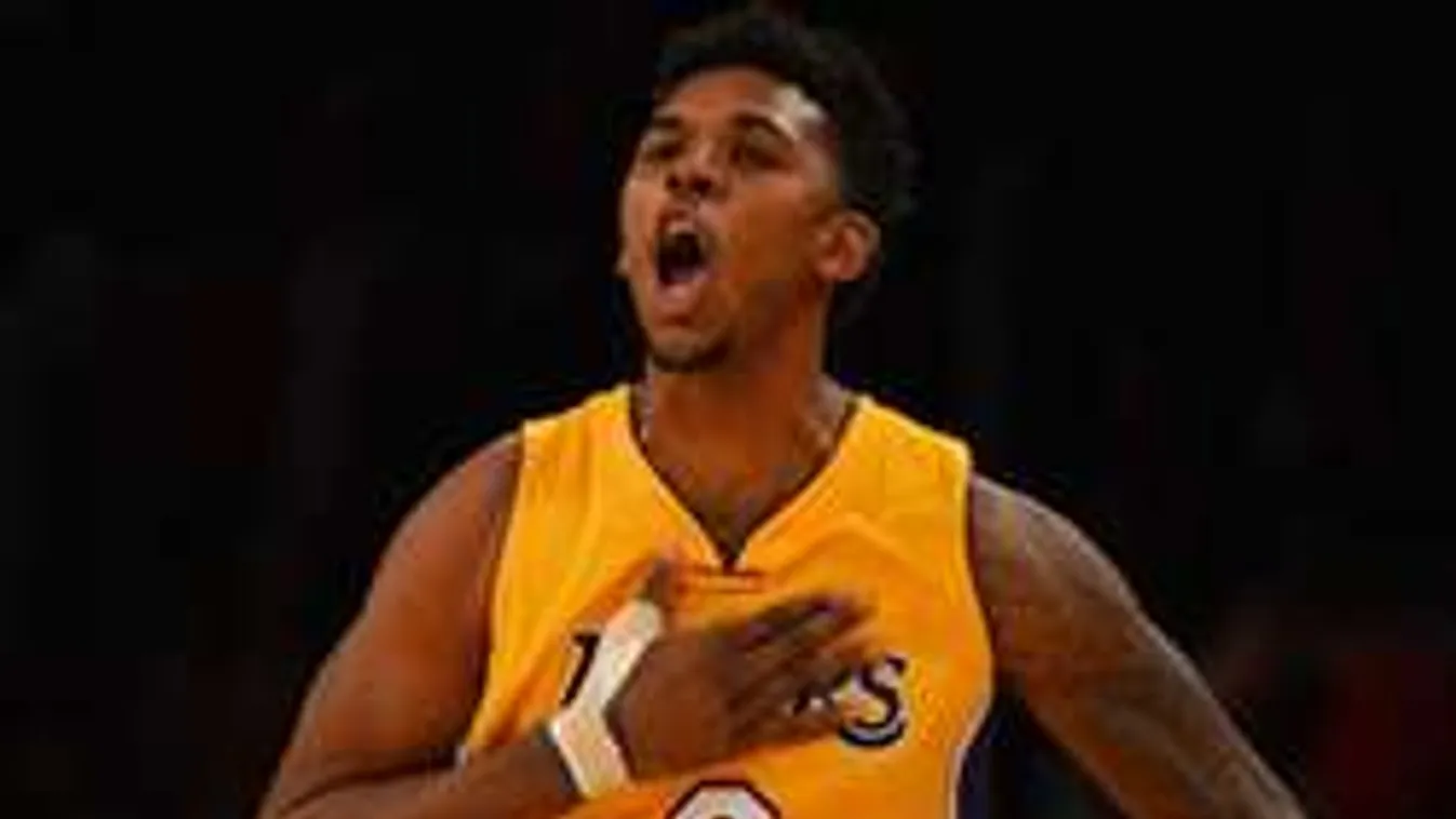 Három rendőrautó vette üldözőbe a rendszám nélkül autózó sztárt-Videó!