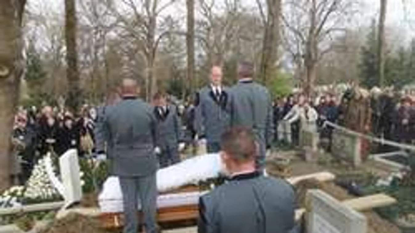 Saját dalára helyezték örök nyugalomra Psota Irént - Videó