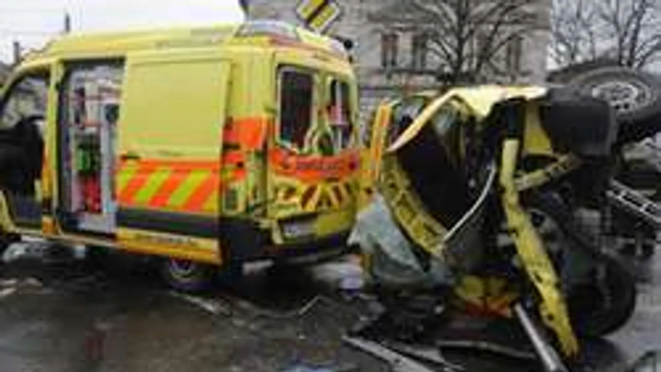 Durva fotók: Totálkárosra tört két mentőautó a szegedi balesetben!