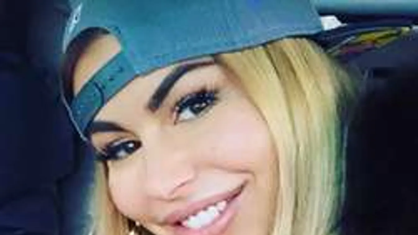 Hatalmas melleivel hergeli a népet az RTL egykori bombázója - Videó