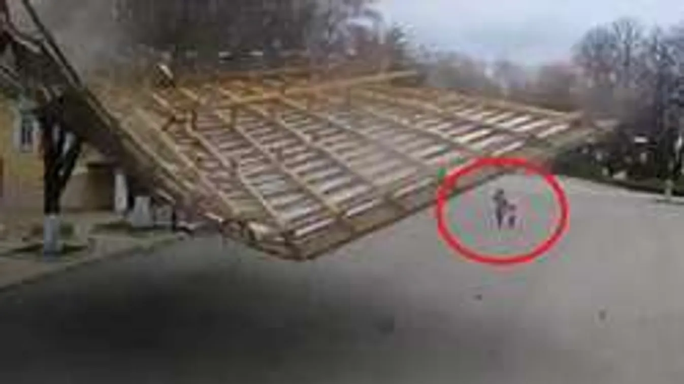 Döbbenetes felvétel: komplett háztető esett a nyílt utcára -VIDEÓ-