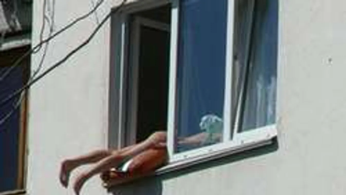 Ezt látnod kell. Meztelenül napozott egy nő a  Havanna lakótelepen!