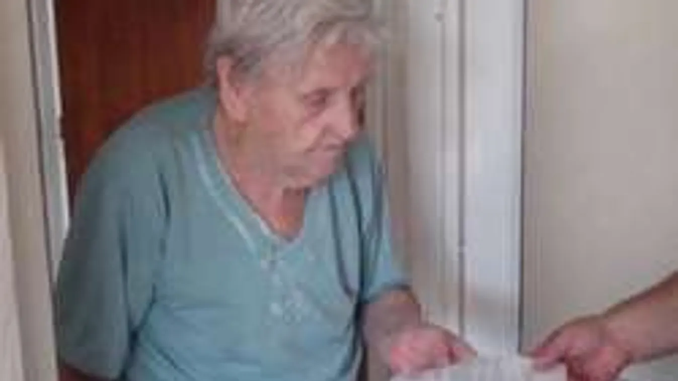 Még a vérnyomásmérőt is vitték az időseket átverő csalók