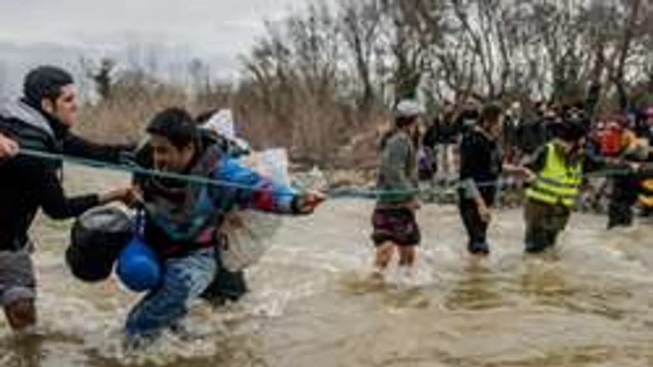Nyugati civilek segítik a balkáni határzárat áttörő migránsokat