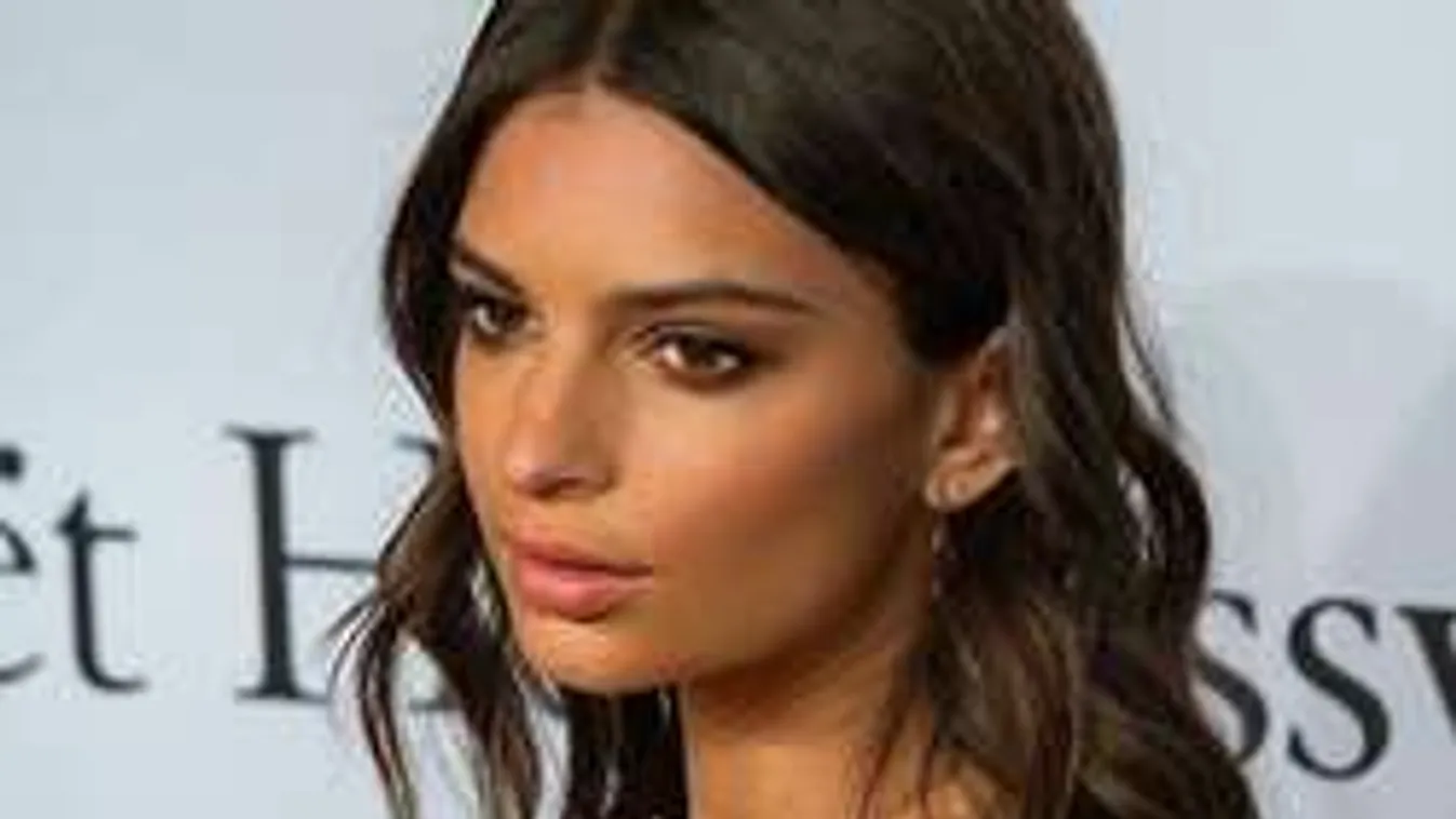 Fürdés előtt lőtt egy meztelen szelfit a világhírű színésznő! - Fotó