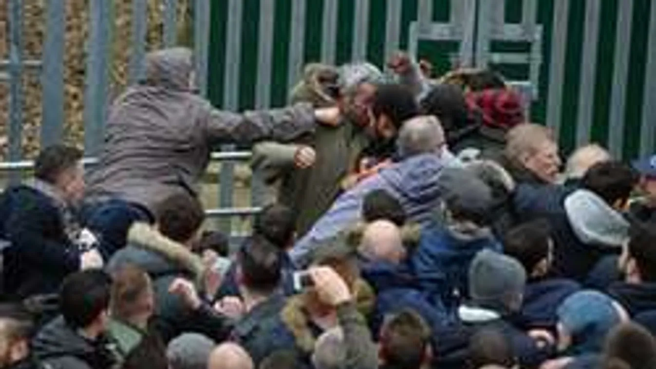 Utcai balhé Londonban, folyt a vér focibajnokin! - Fotó