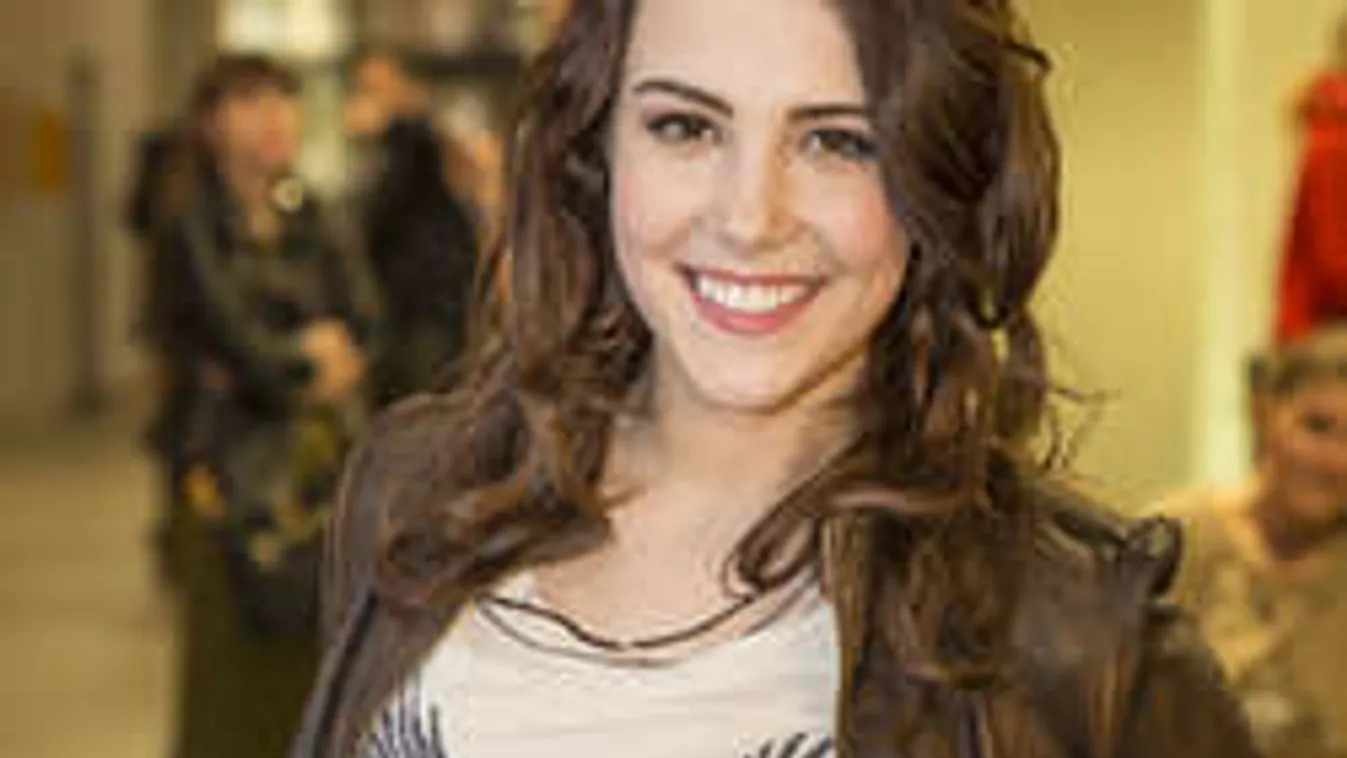 Ez merész: Bikinire vetkőzött az X-Faktor 17 éves nyertese! - Fotó