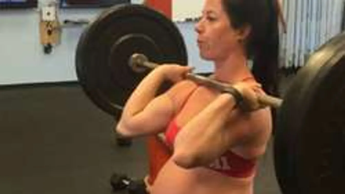 Terhesen emeli a súlyokat a kismama! Kiverte a biztosítékot