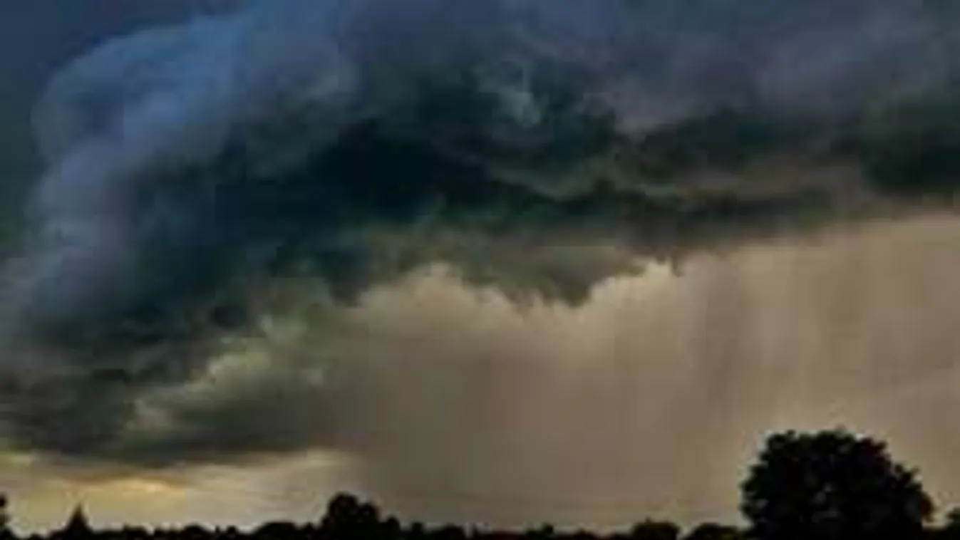 Jégdarával kísért szélvihar tart Magyarország felé!