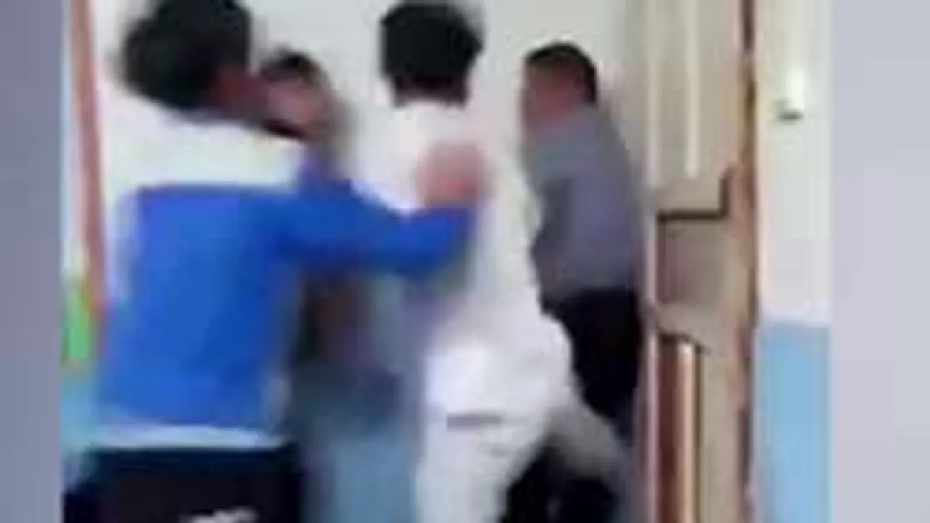 Tömegesen verték a gyerekek az erőszakos tanárt! VIDEÓ