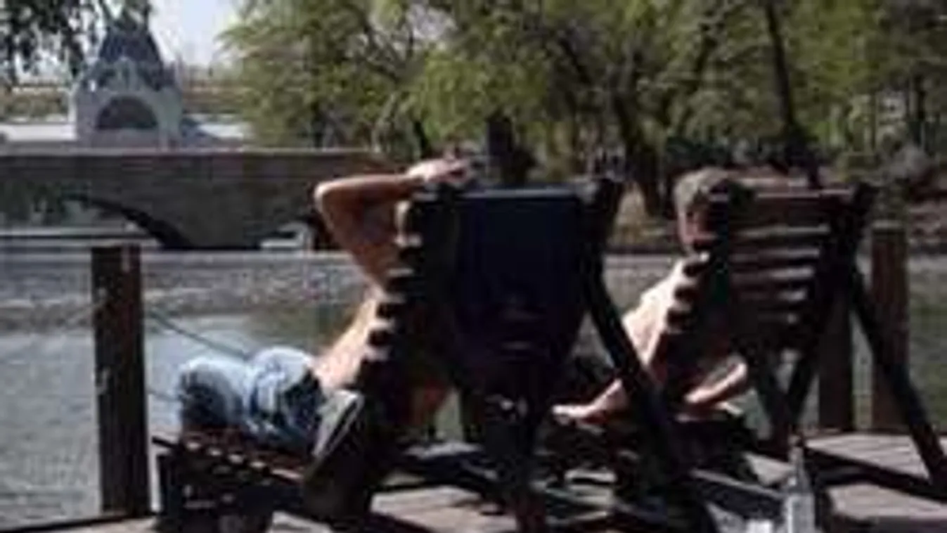 Félpucéran napoznak az emberek Budapest szívében, itt a strandszezon!