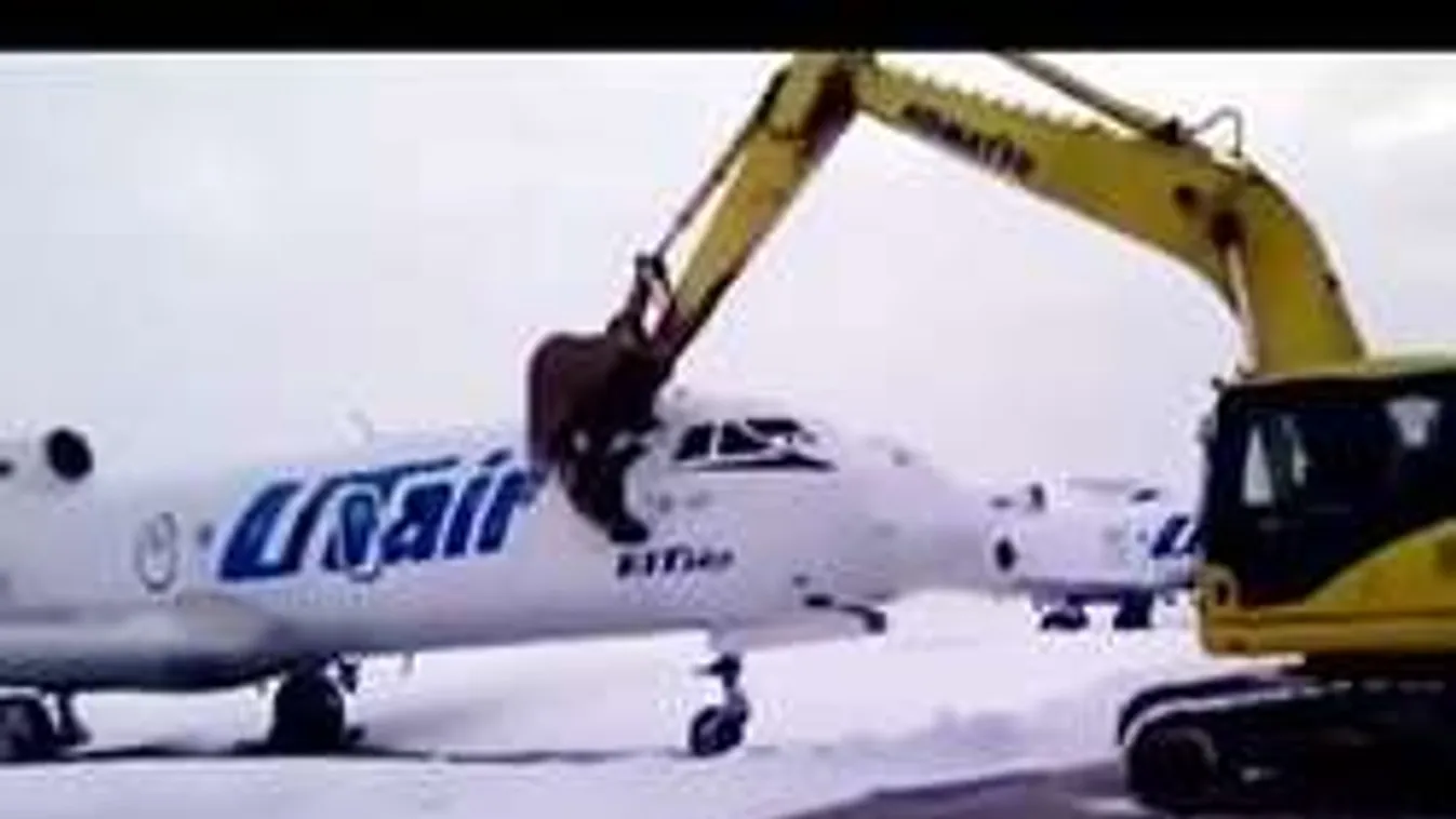 Kirúgták a szerelőt, ezért markolóval verte szét a cég repülőjét