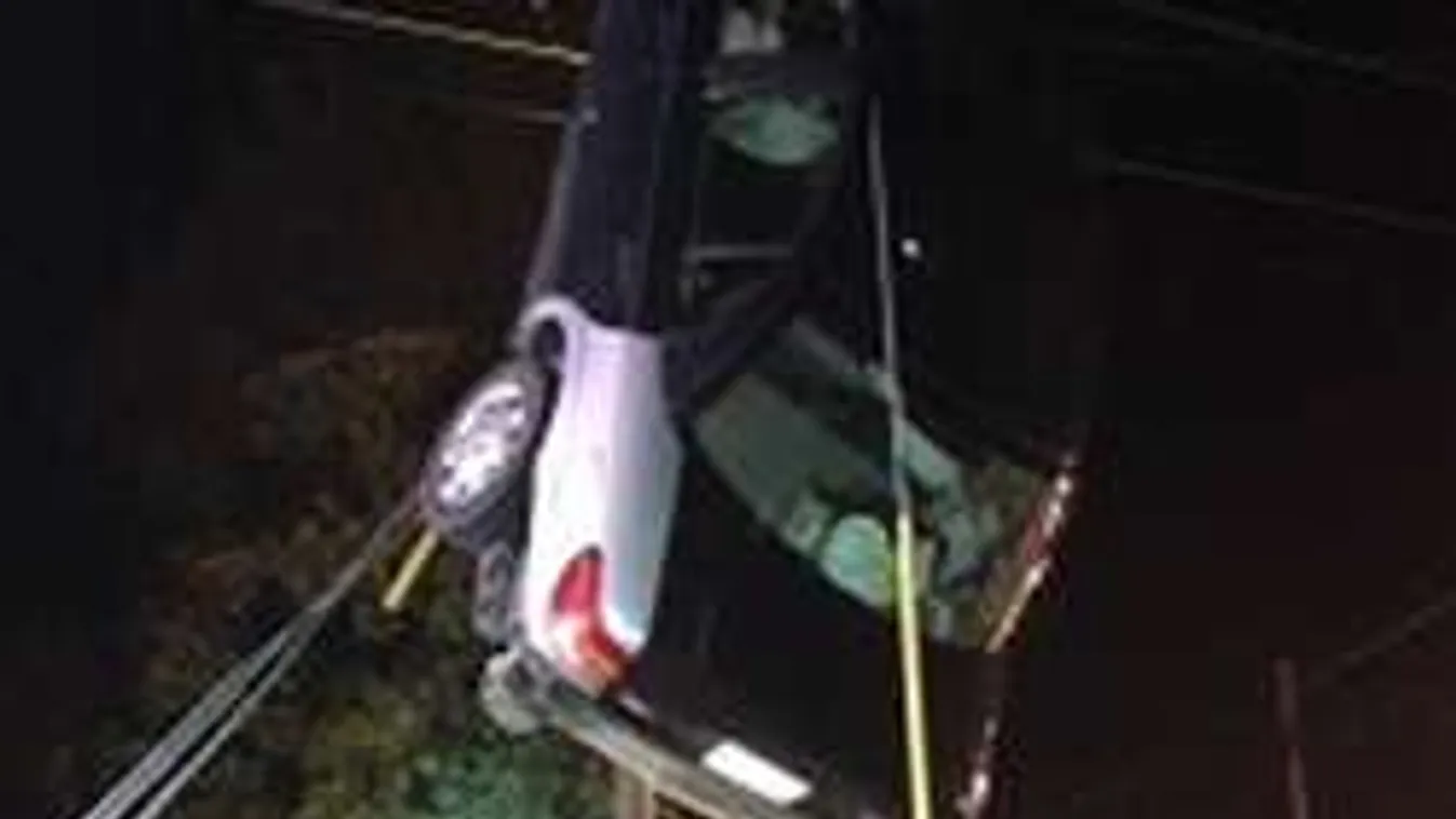 Autójával felhajtott a villanyoszlopra egy idős nő: 2 órába telt, míg leszedték!