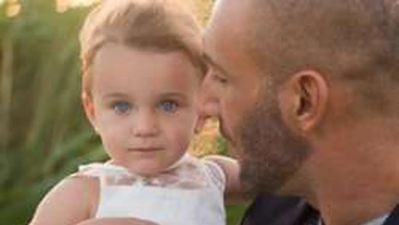 Káosz a stúdióban: Élő adásban vetkőzött Berki kislánya - Videó