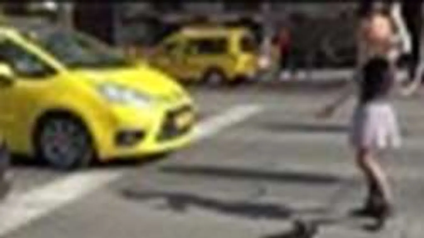 Így kéreget a miniszoknyás bombázó az Andrássy úton! - Videó!