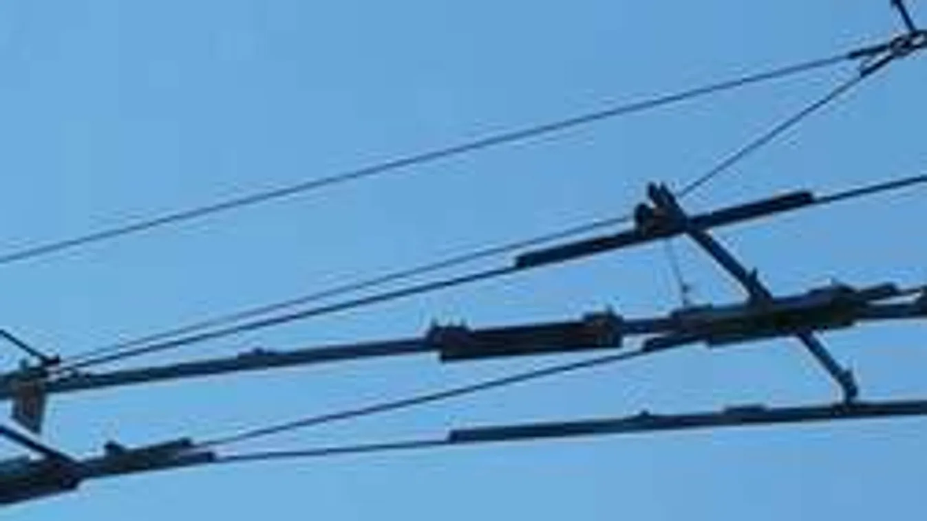 Tinifiú életéért küzdenek, vasútállomáson érte a súlyos áramütés!