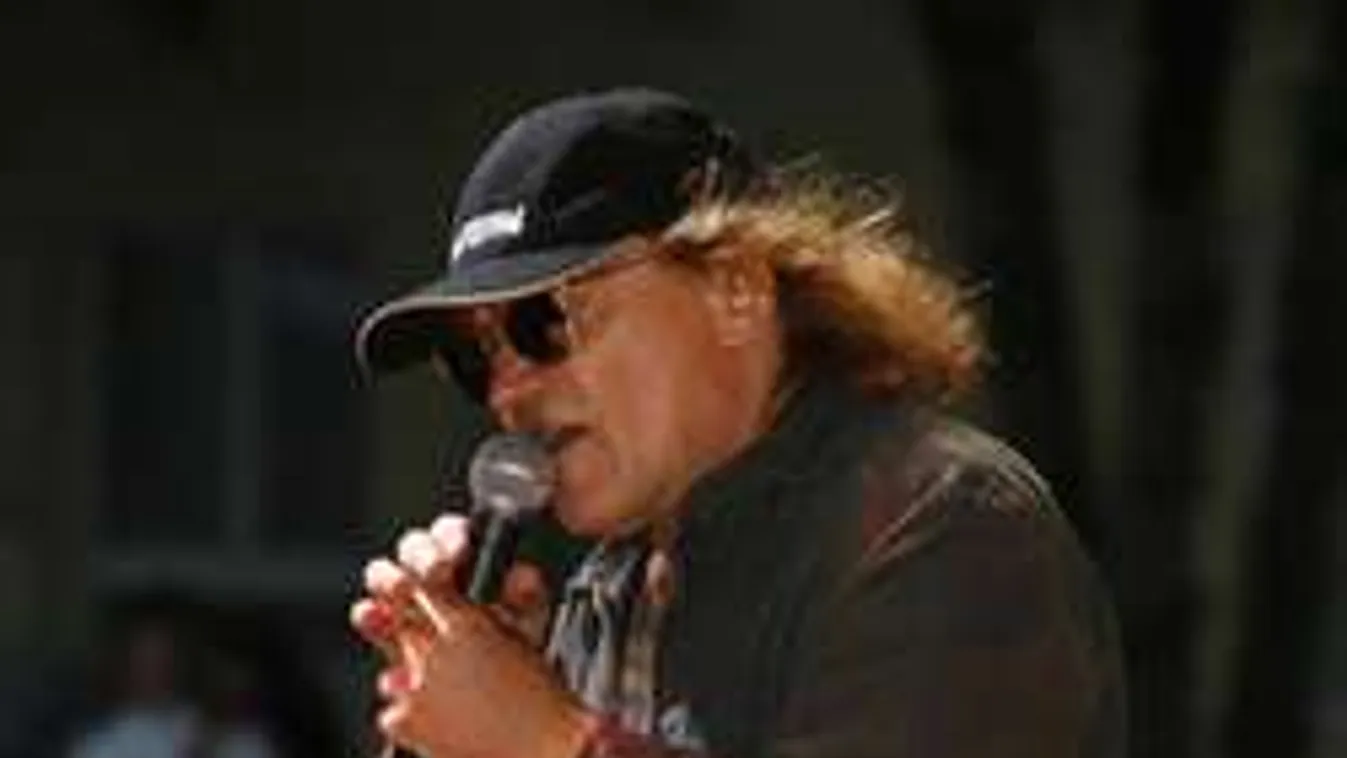 Ez az egy dolog menti meg Charlie-t a teljes összeomlástól