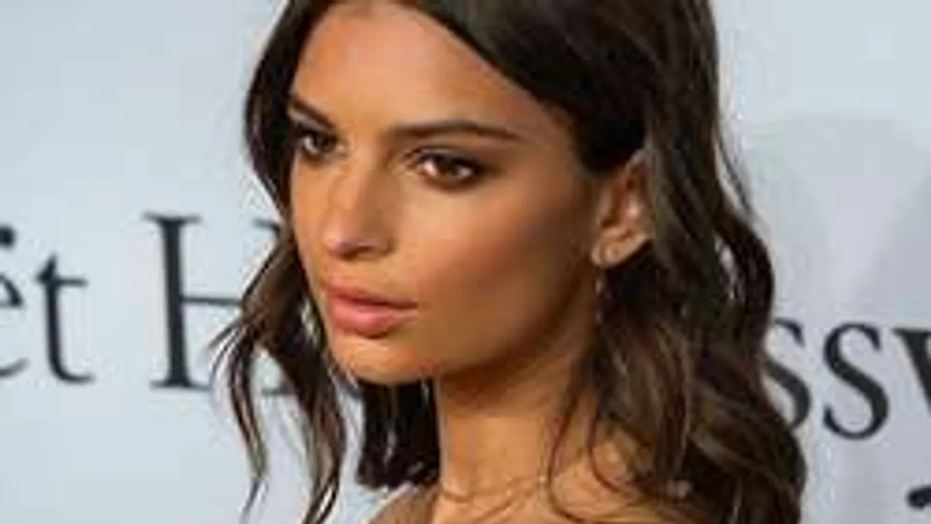 A mosdóban vetkőztek félmeztelenre a sztárbarátnők!