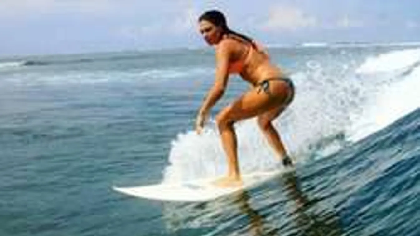 Tangás fenekével árulja új üzletét Bódi Sylvi - Fotó