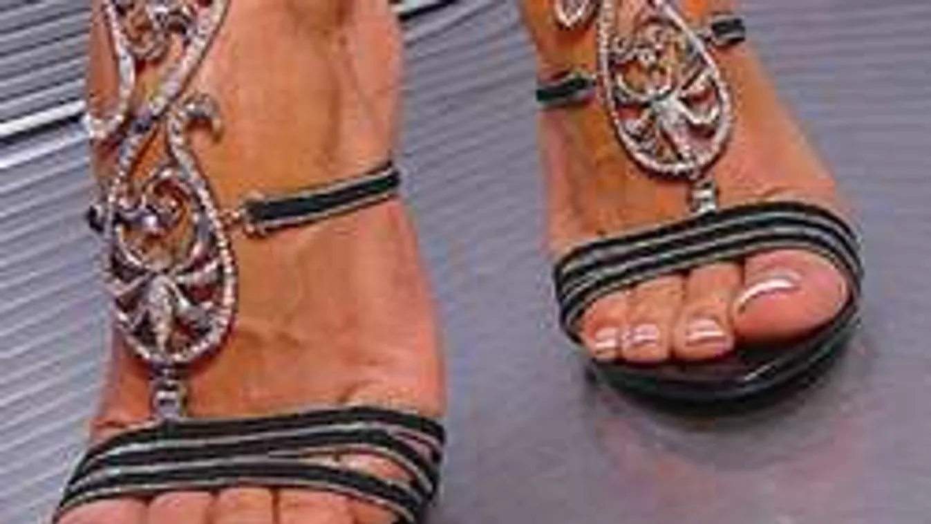 Tavaszi csillogás! Egyetlen apróságtól lesz szexi a női láb!