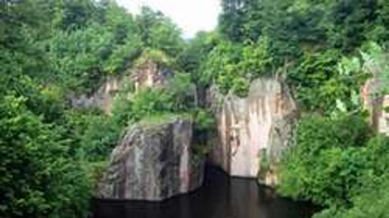 Titkos természeti csoda Sárospataknál: beleszakad a szikla a tengerszembe