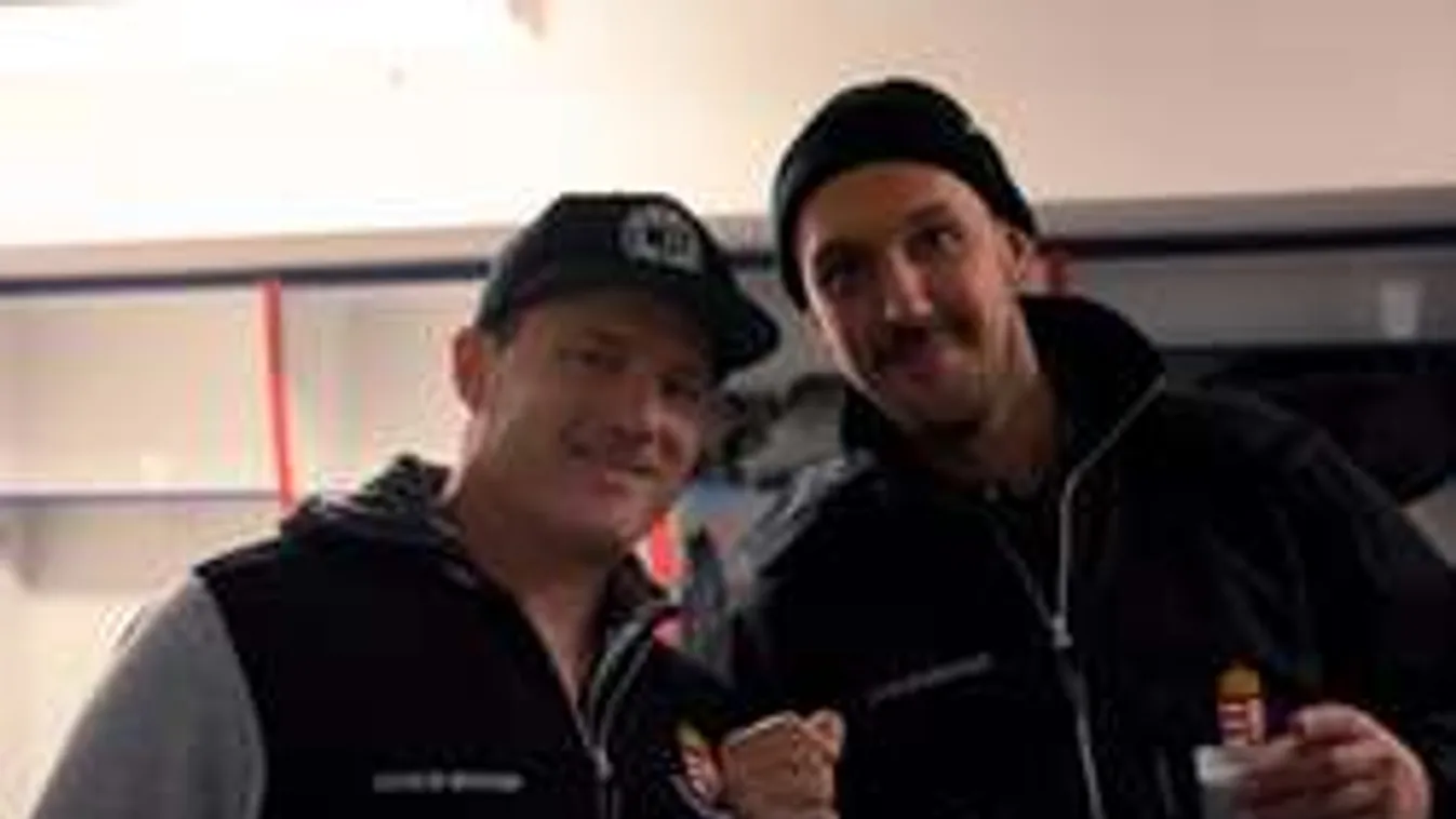 Válogatott csapat énekli a hokisok indulóját - videó