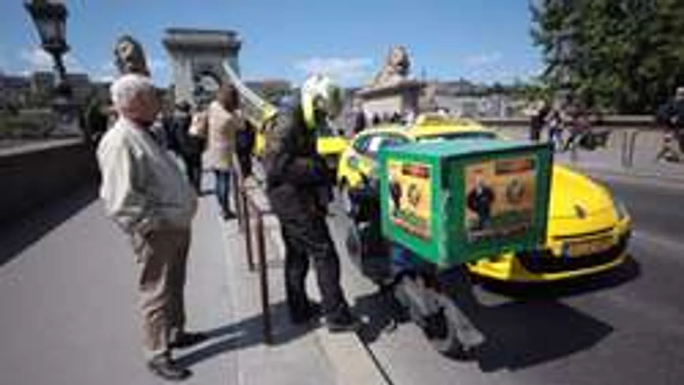 A Lánchídon pizzáztak a tiltakozó taxisok