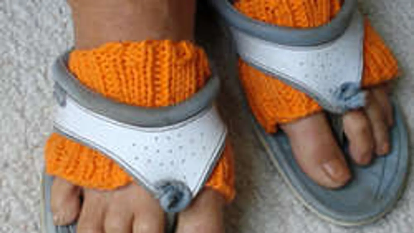 Legalizálták a rémes divatot: saját zoknit kap a papucs!