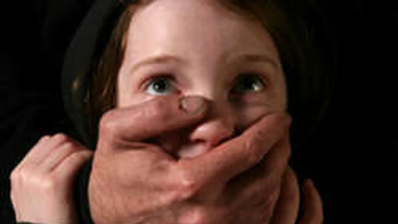 Hatéves fiát kényszerítette szexre a saját anyjával az őrült apa