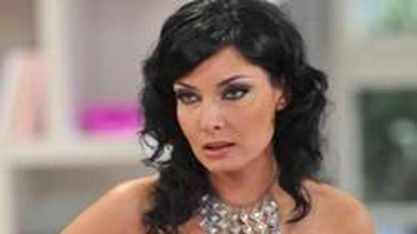 Így borult rá kollégája Gregor Bernadett óriási mellére! - Fotó