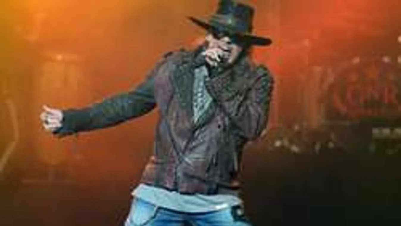 Kerekesszékben tért vissza a színpadra a világhírű énekes! - Videó