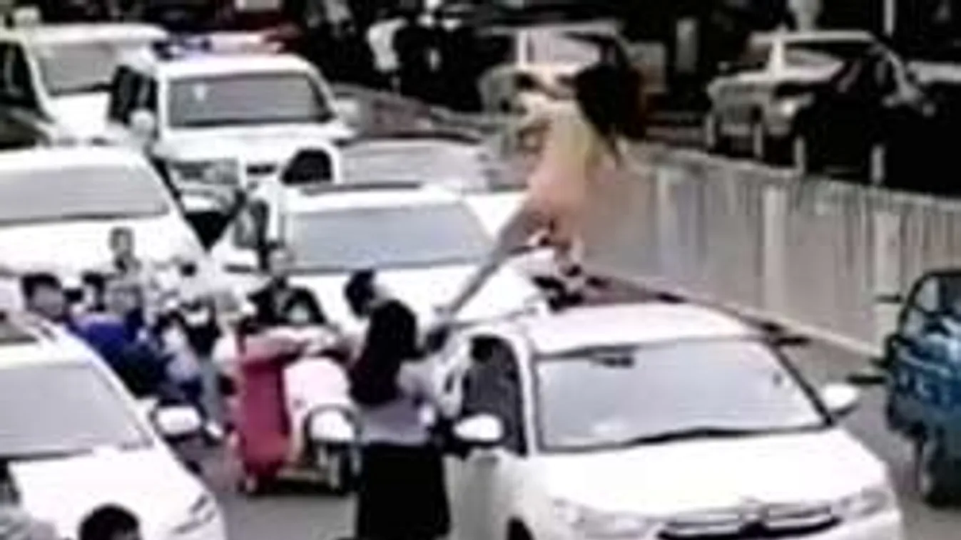 Meztelenül táncolt egy nő az autók tetején a csúcsforgalomban!