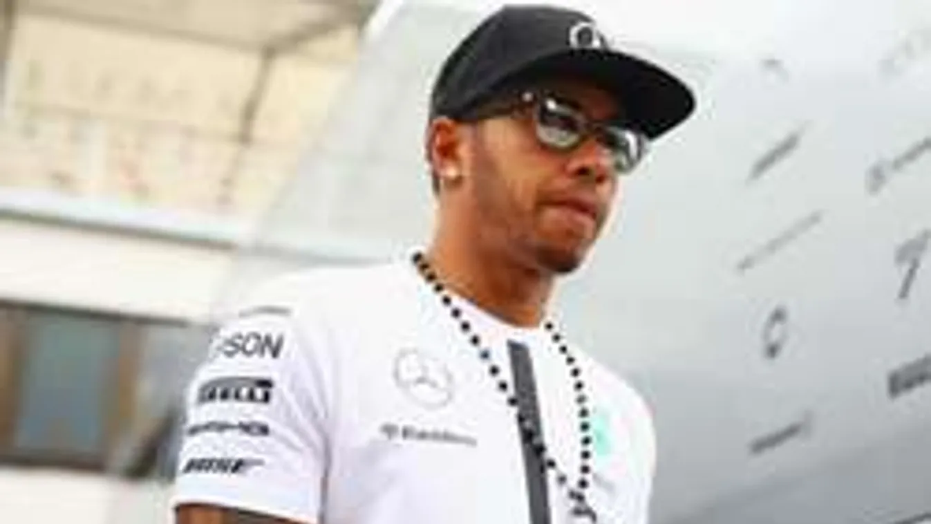 Hosszú combú, ultradögös hírességgel vigasztalódott Hamilton - fotók