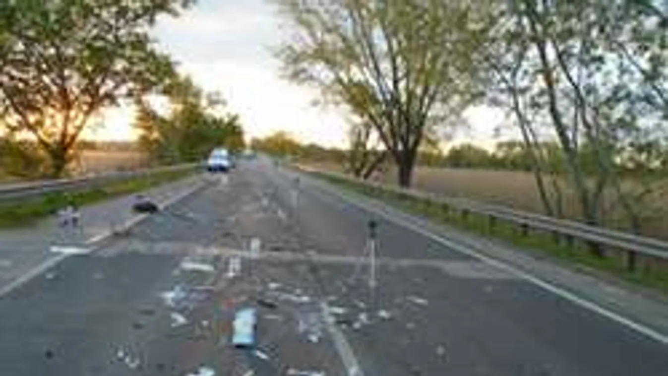 Brutális baleset Győrnél: A fél autót elvitte a szemből jövő teherautó