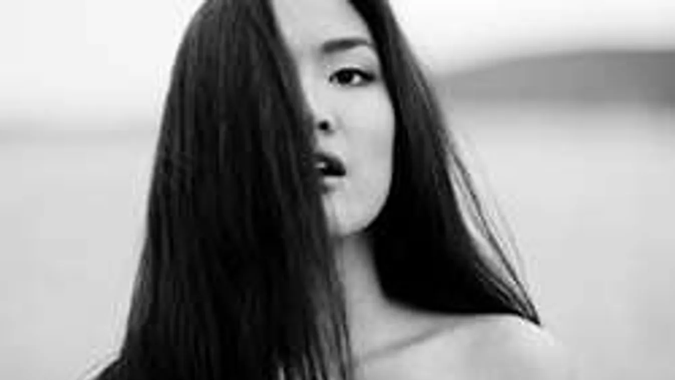 Titokzatos férfi bukkant fel Hien fotóin!