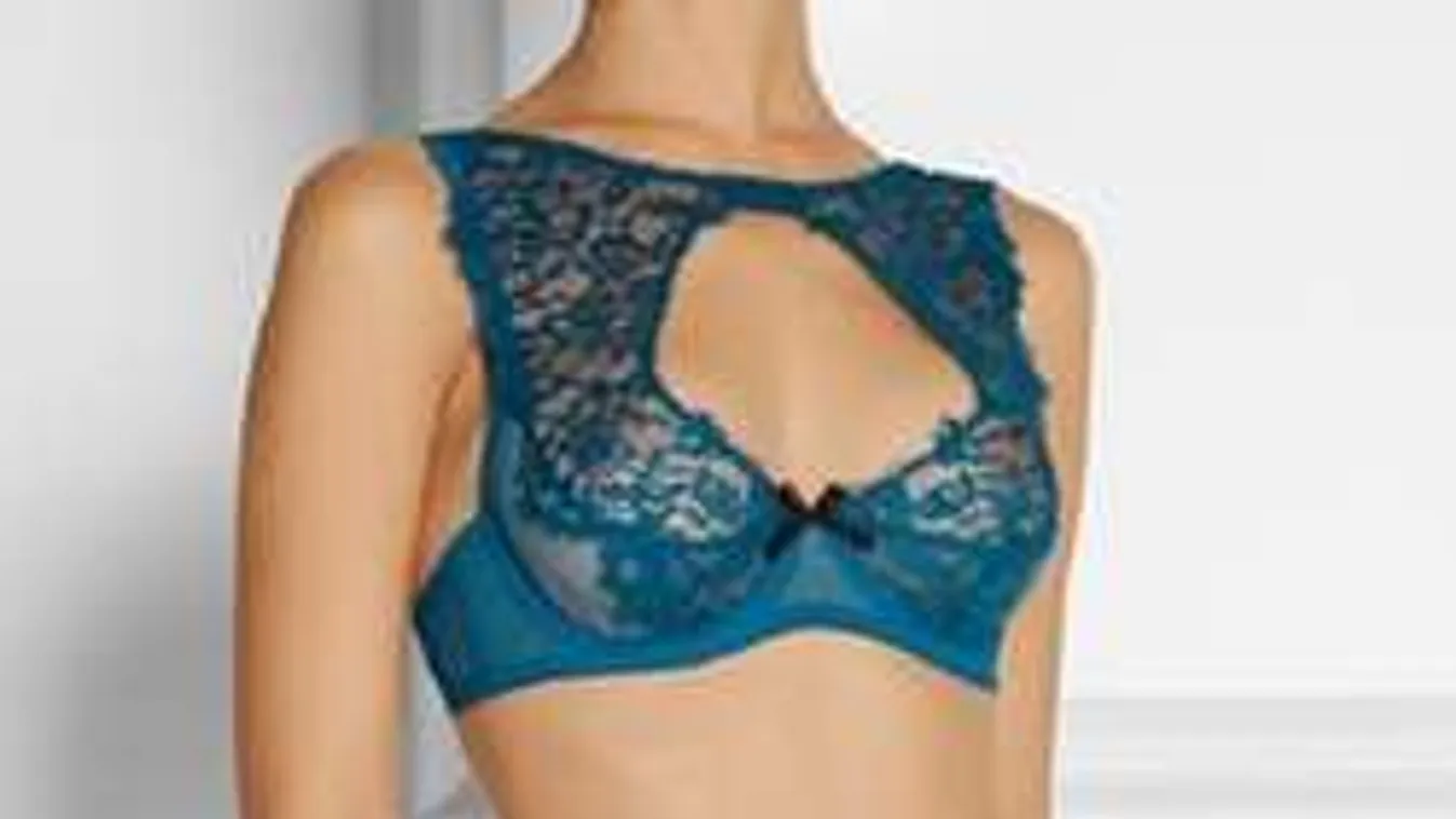 A tavasz divatja: átlátszó csipkébe bújtatják a mellüket a nők - Fotók