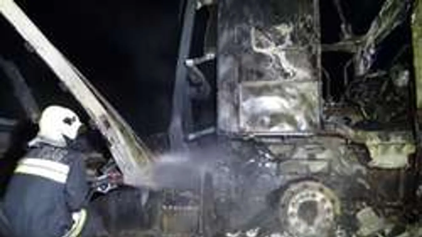 Sokkoló: ennyi maradt az M5-ösön kigyulladt kamionból! - Fotó