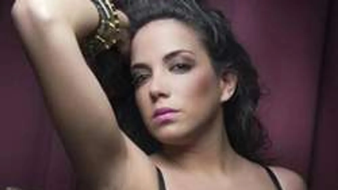 Még szuperebb cicikkel büszkélkedik a temperamentumos bombázó - fotók