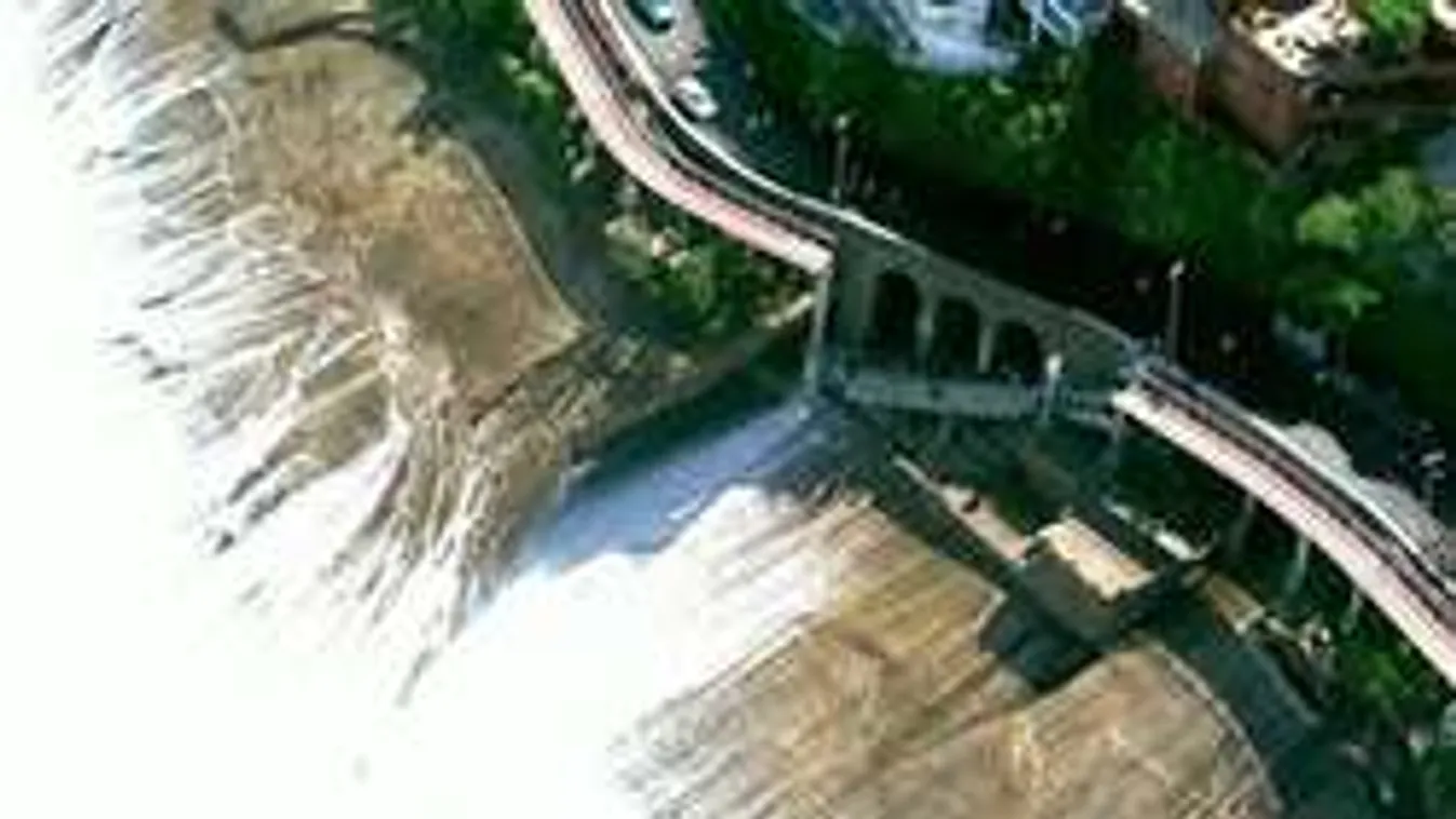 Az olimpia egyik hídja omlott a tengerbe  Brazíliában - videó